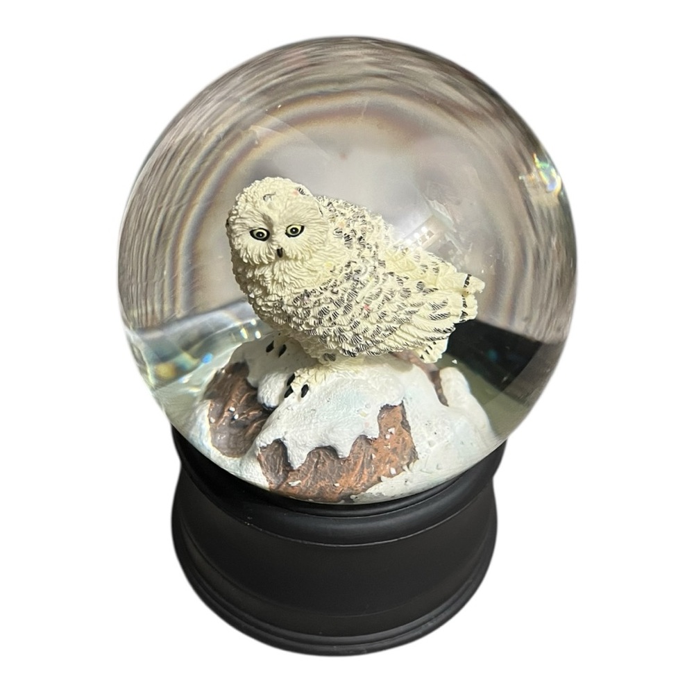The San Francisco Music Box Co. Snowy Owl Snow Globe plays Let it snow 5.25 x 3+
